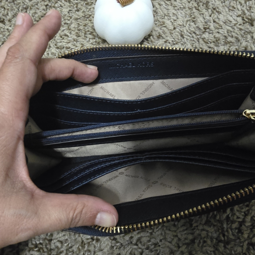 Michael Kors Wallet - Picture 4 of 6